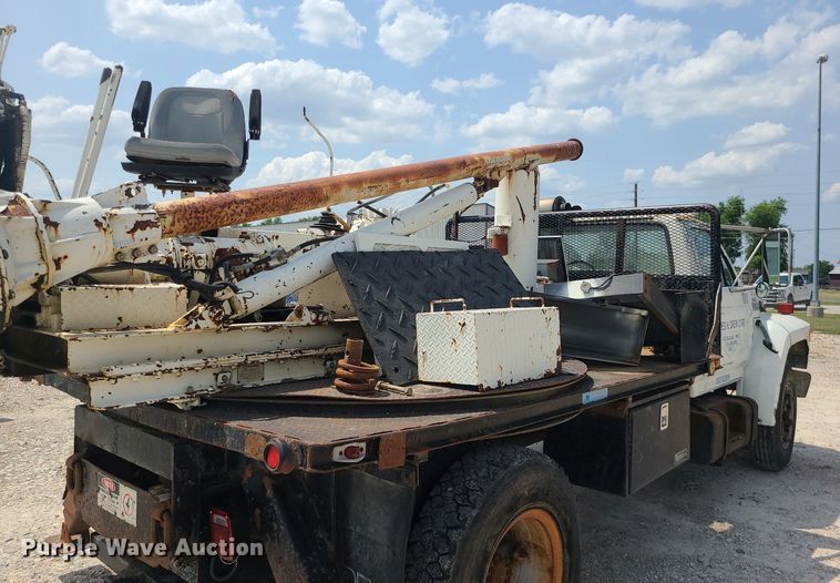 image for item LE9270 1992 Ford F700  pressure digger truck