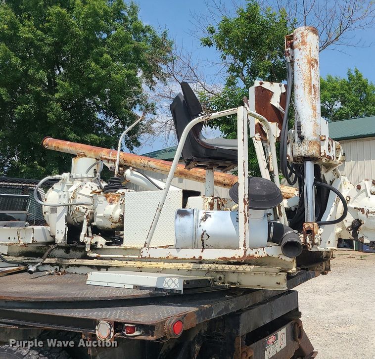 image for item LE9270 1992 Ford F700  pressure digger truck