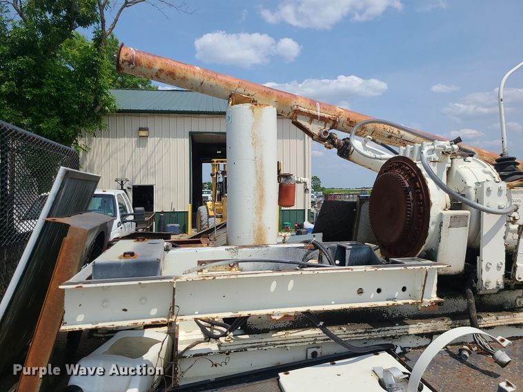 image for item LE9270 1992 Ford F700  pressure digger truck