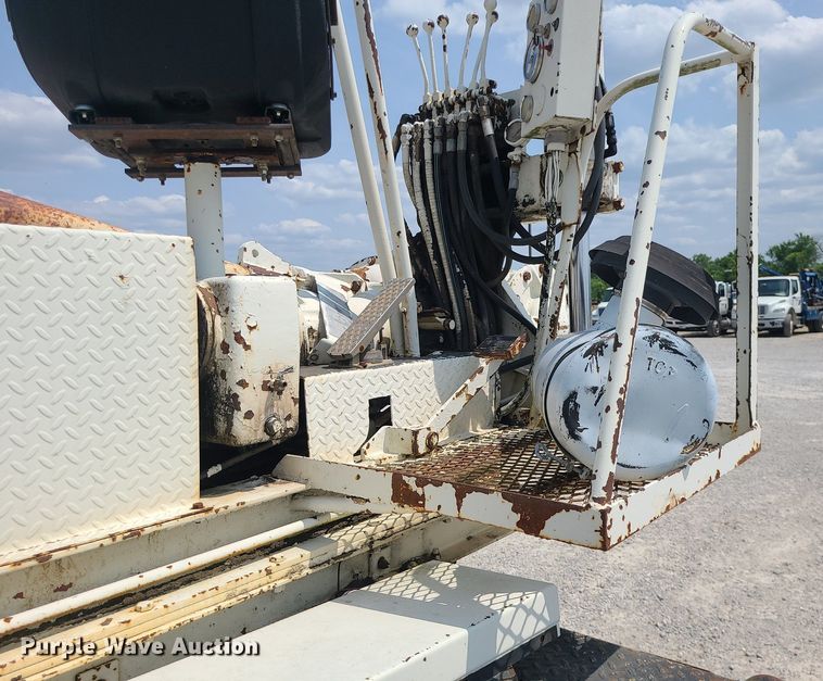 image for item LE9270 1992 Ford F700  pressure digger truck