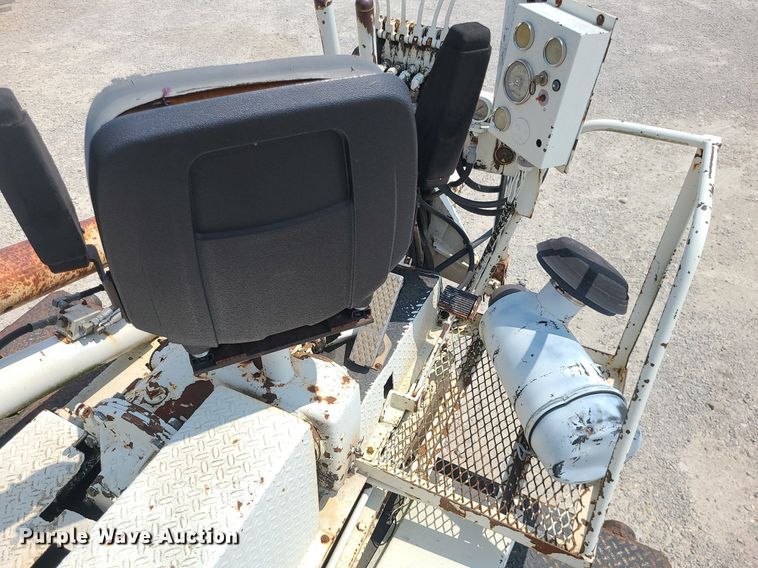 image for item LE9270 1992 Ford F700  pressure digger truck