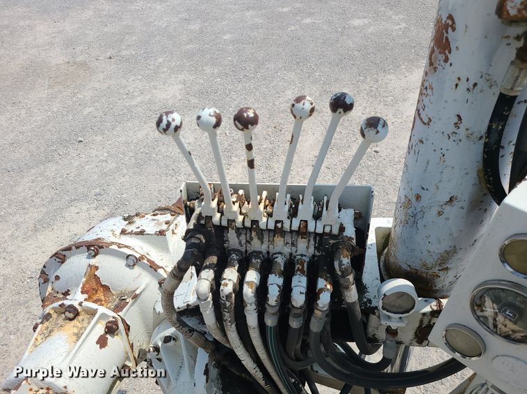 image for item LE9270 1992 Ford F700  pressure digger truck