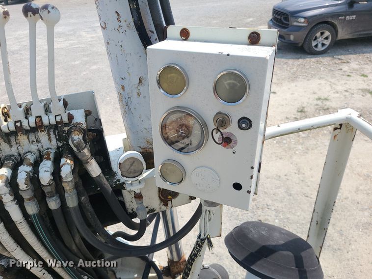 image for item LE9270 1992 Ford F700  pressure digger truck