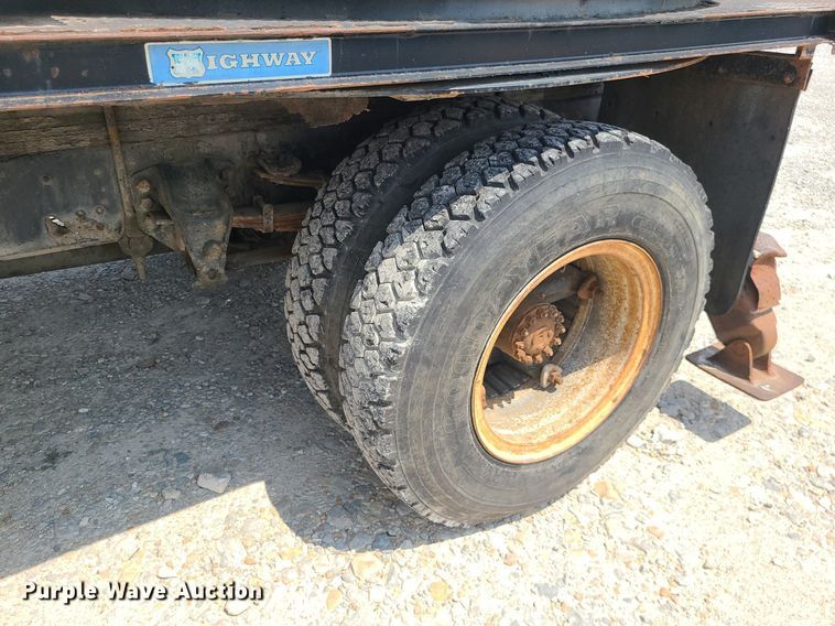 image for item LE9270 1992 Ford F700  pressure digger truck