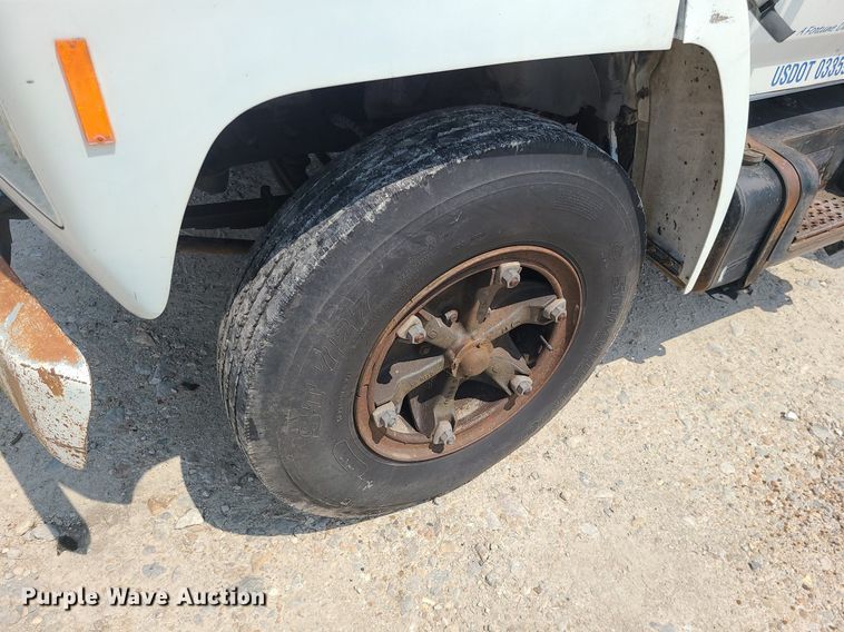 image for item LE9270 1992 Ford F700  pressure digger truck