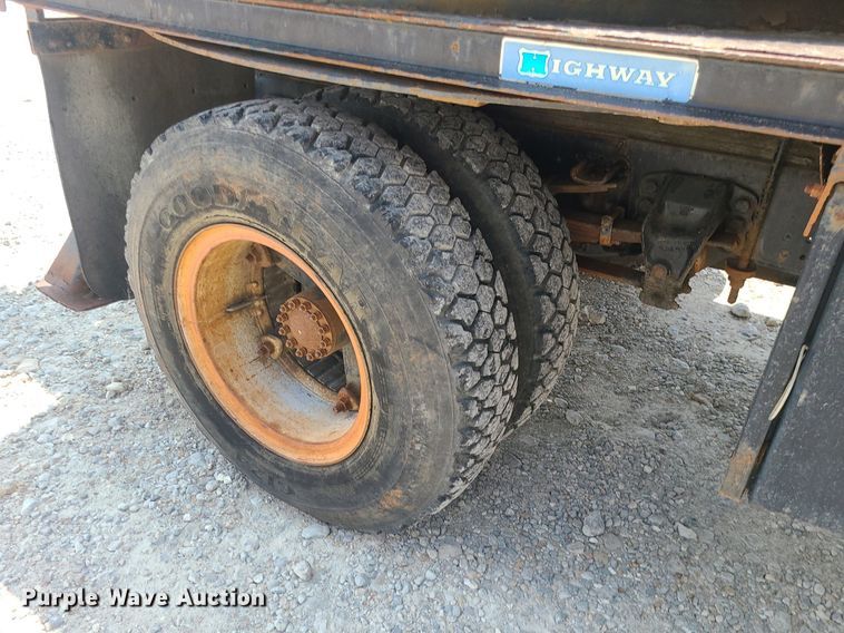 image for item LE9270 1992 Ford F700  pressure digger truck