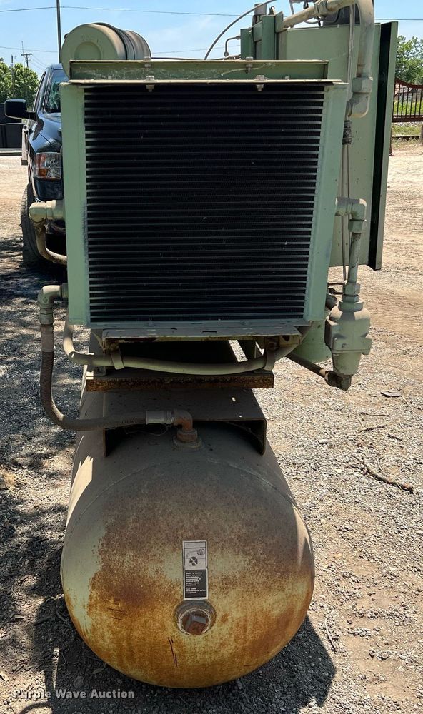 image for item LF9283 Sullair  air compressor