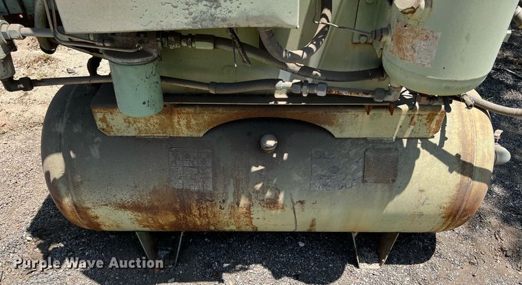 image for item LF9283 Sullair  air compressor