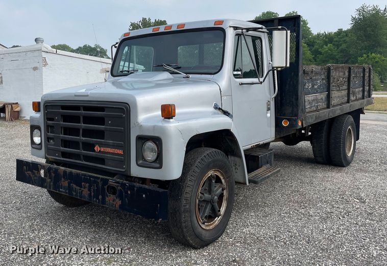 image for item LJ9761 1984 International 1654  flatbed truck