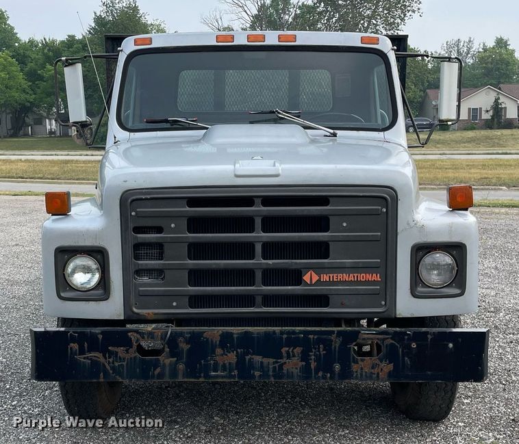 image for item LJ9761 1984 International 1654  flatbed truck