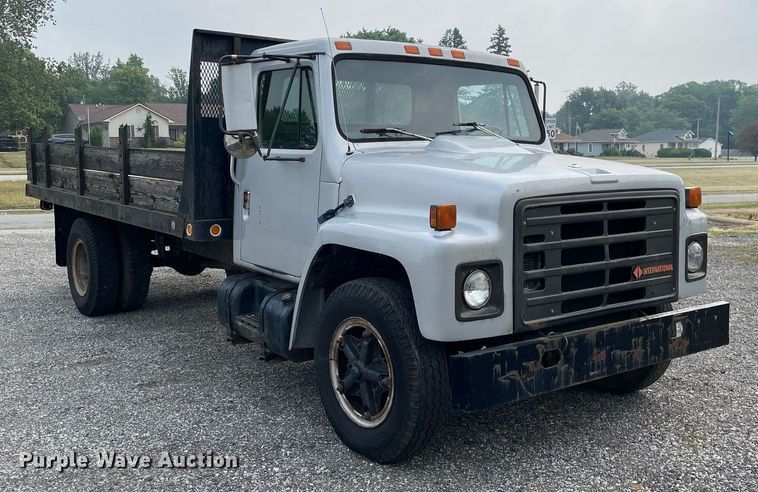 image for item LJ9761 1984 International 1654  flatbed truck
