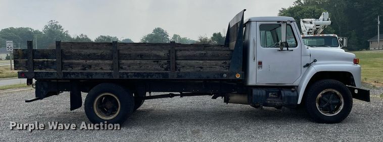 image for item LJ9761 1984 International 1654  flatbed truck
