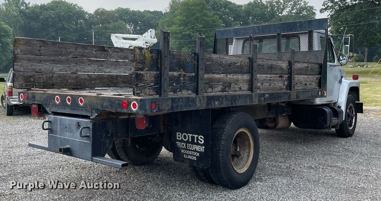 image for item LJ9761 1984 International 1654  flatbed truck