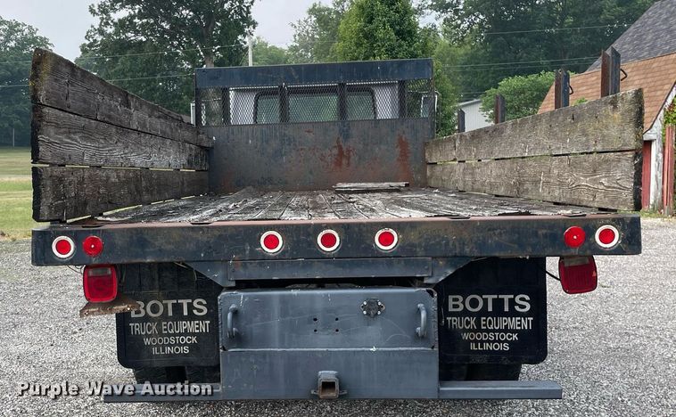 image for item LJ9761 1984 International 1654  flatbed truck