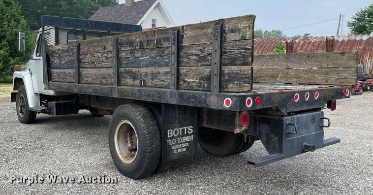 image for item LJ9761 1984 International 1654  flatbed truck