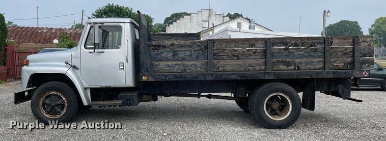 image for item LJ9761 1984 International 1654  flatbed truck