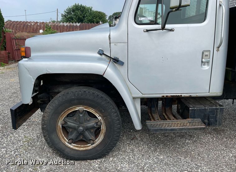 image for item LJ9761 1984 International 1654  flatbed truck