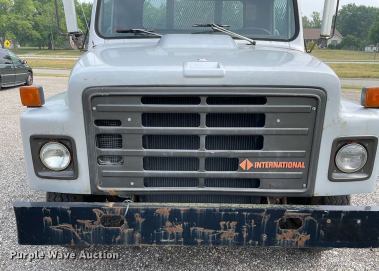 image for item LJ9761 1984 International 1654  flatbed truck