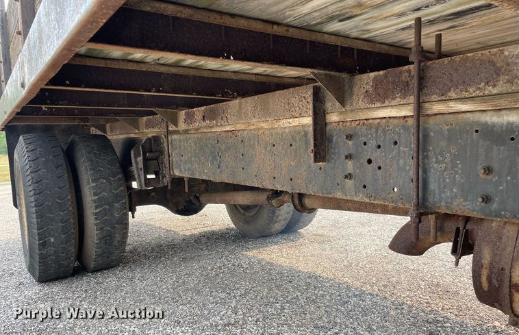 image for item LJ9761 1984 International 1654  flatbed truck
