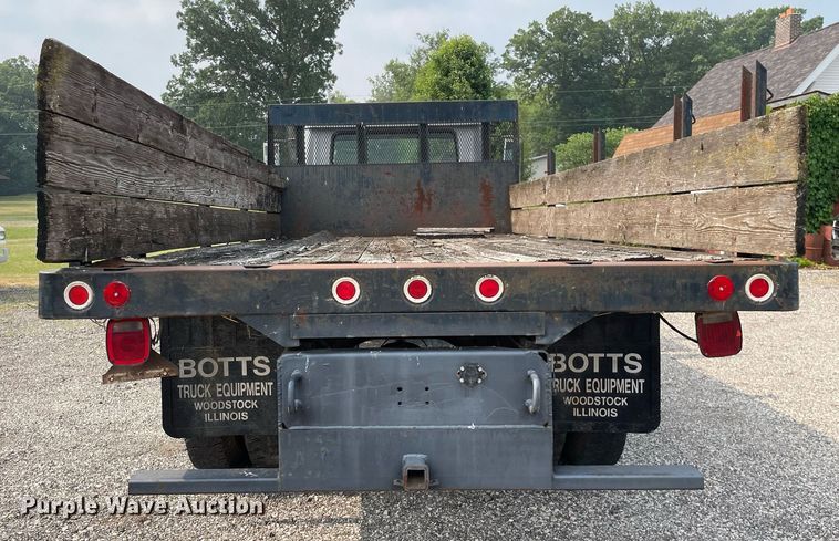 image for item LJ9761 1984 International 1654  flatbed truck