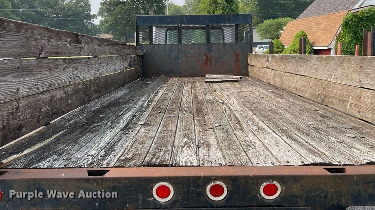 image for item LJ9761 1984 International 1654  flatbed truck