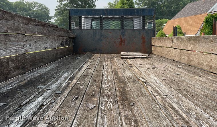 image for item LJ9761 1984 International 1654  flatbed truck