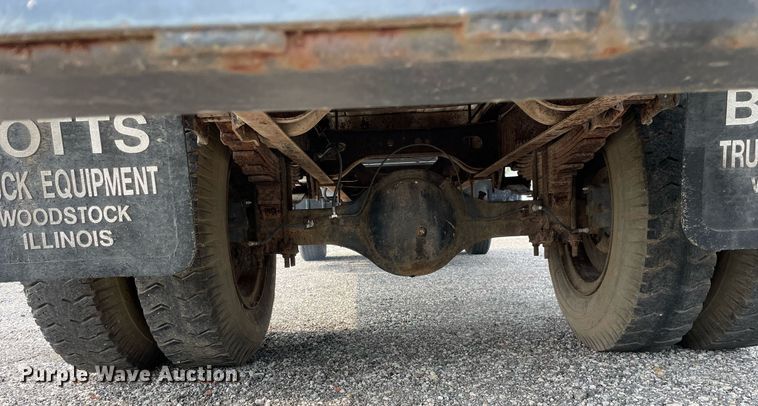 image for item LJ9761 1984 International 1654  flatbed truck