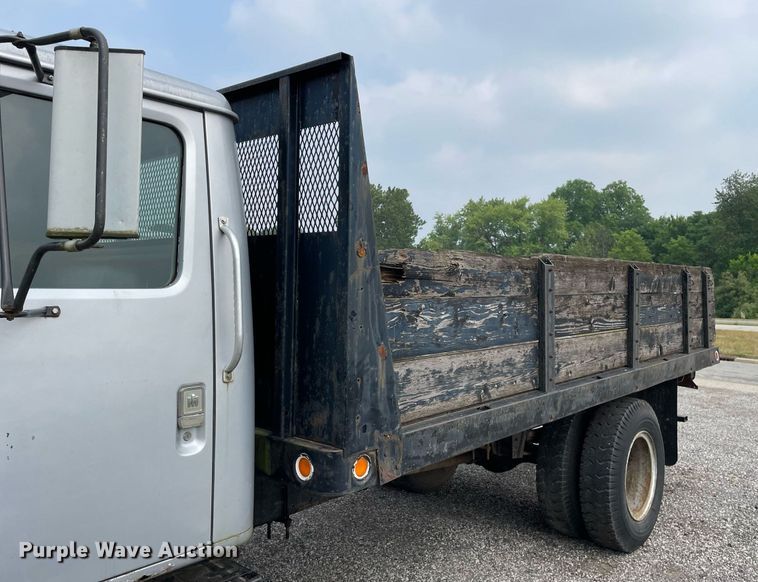 image for item LJ9761 1984 International 1654  flatbed truck