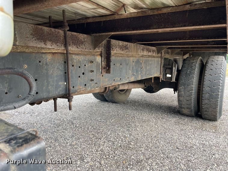 image for item LJ9761 1984 International 1654  flatbed truck