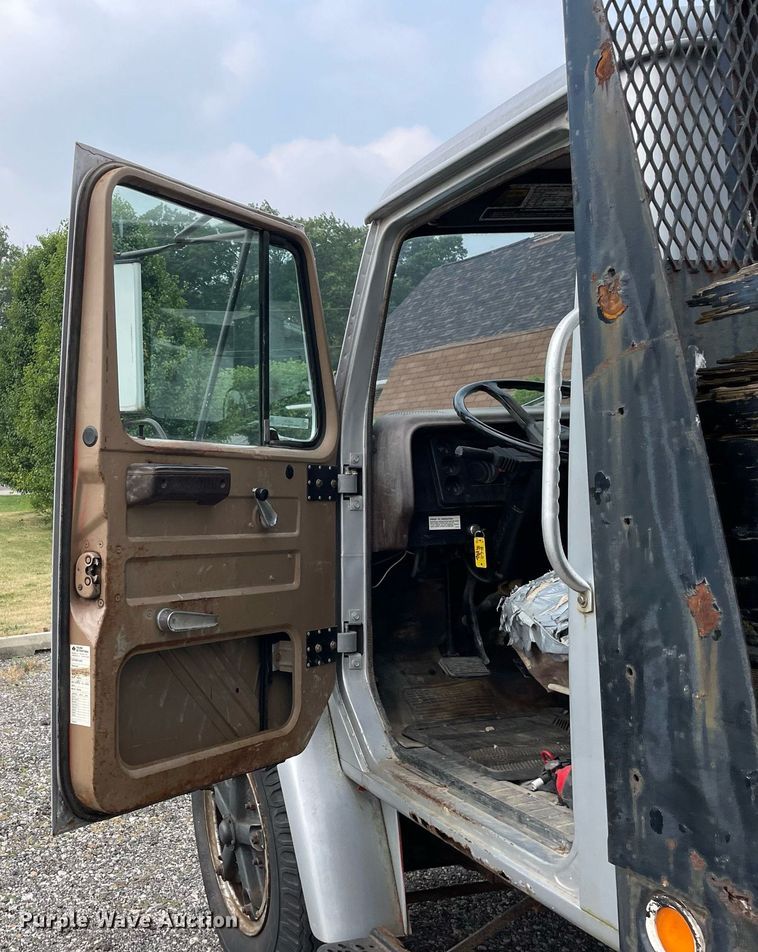 image for item LJ9761 1984 International 1654  flatbed truck