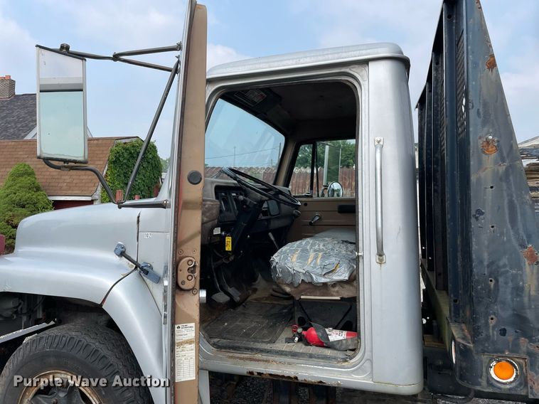 image for item LJ9761 1984 International 1654  flatbed truck