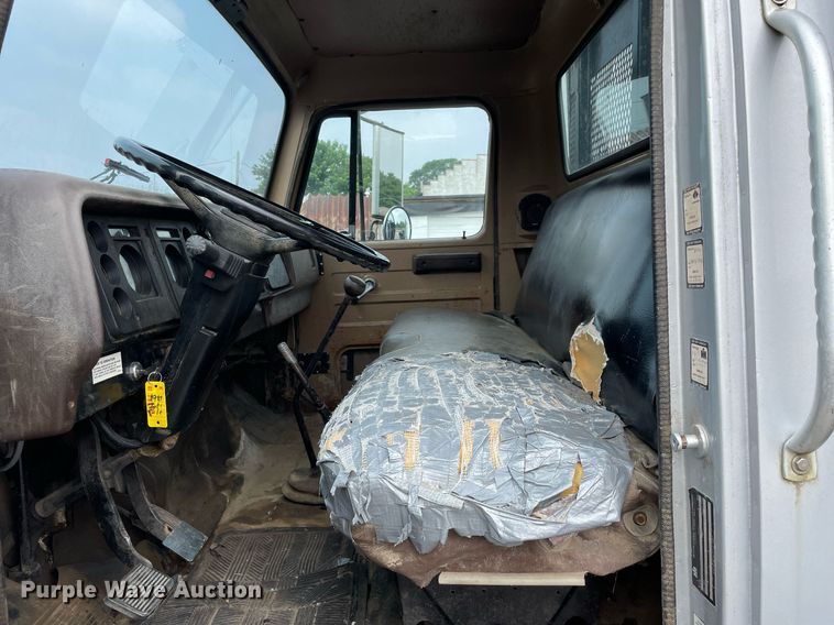 image for item LJ9761 1984 International 1654  flatbed truck