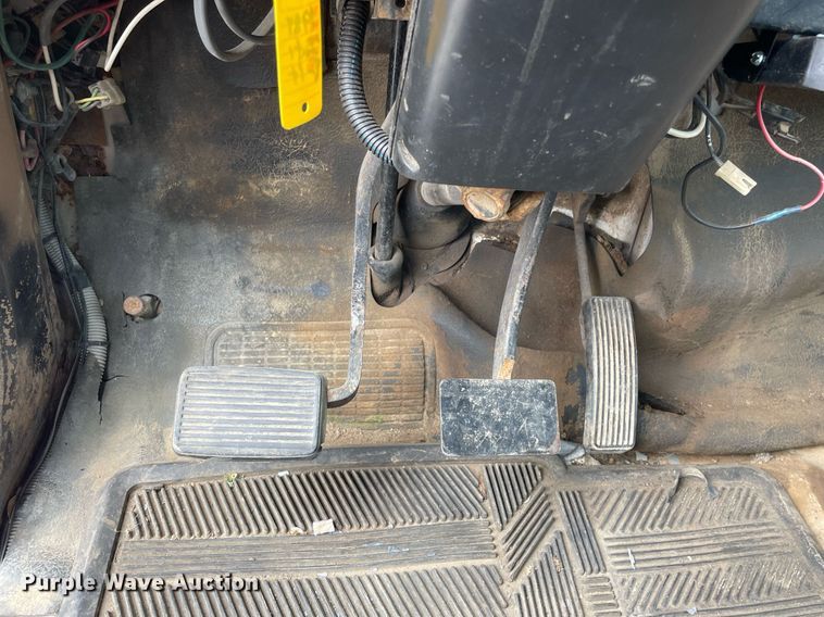 image for item LJ9761 1984 International 1654  flatbed truck