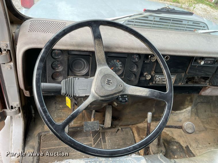 image for item LJ9761 1984 International 1654  flatbed truck