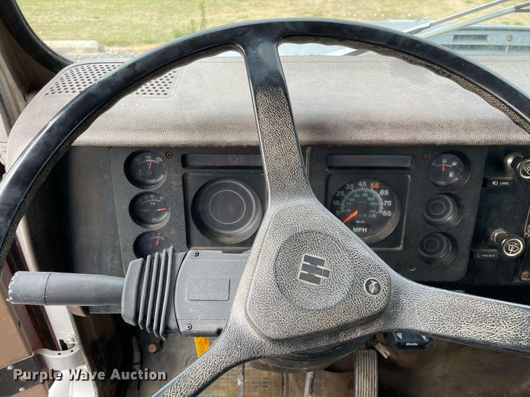 image for item LJ9761 1984 International 1654  flatbed truck