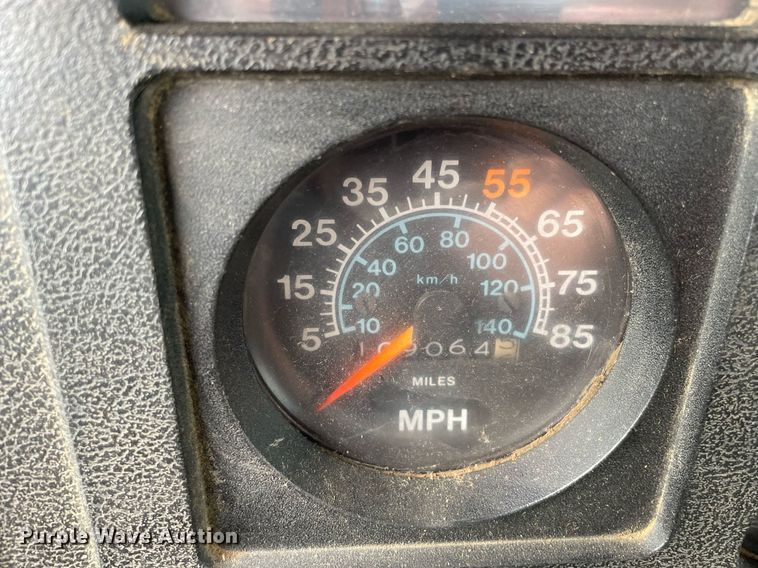 image for item LJ9761 1984 International 1654  flatbed truck