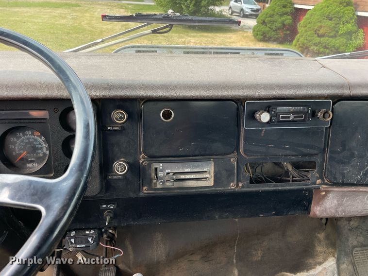 image for item LJ9761 1984 International 1654  flatbed truck