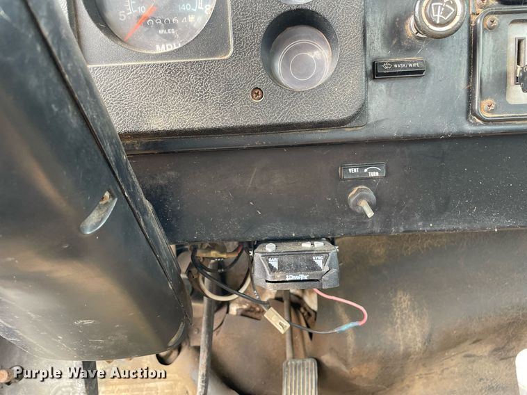 image for item LJ9761 1984 International 1654  flatbed truck