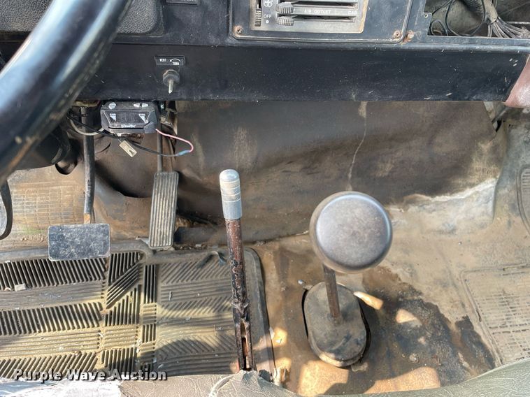 image for item LJ9761 1984 International 1654  flatbed truck