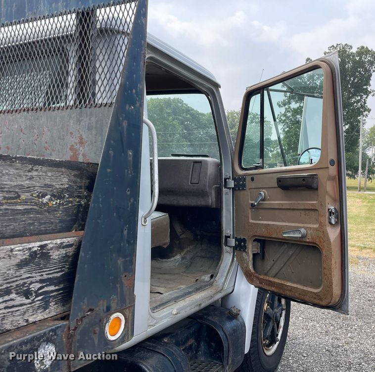 image for item LJ9761 1984 International 1654  flatbed truck