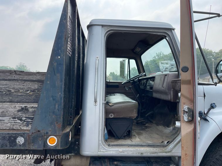 image for item LJ9761 1984 International 1654  flatbed truck