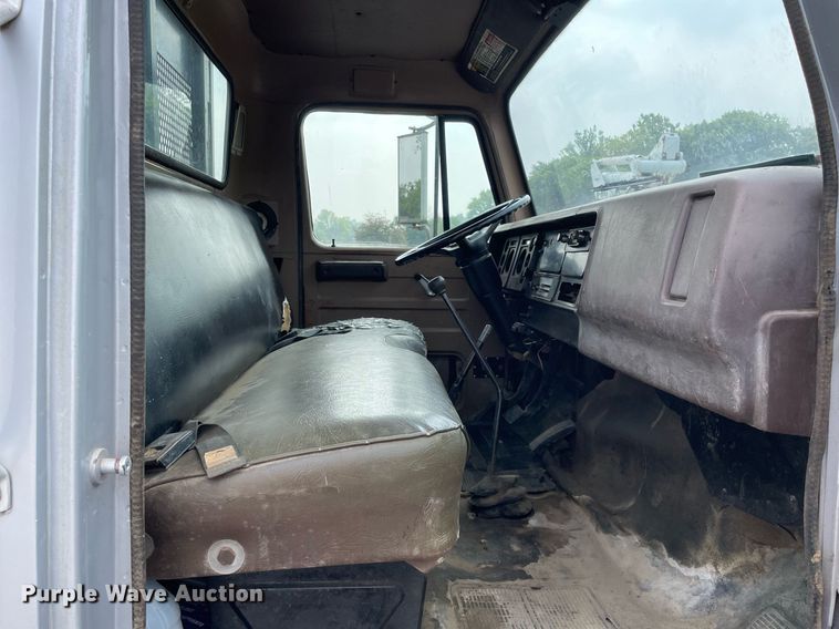 image for item LJ9761 1984 International 1654  flatbed truck