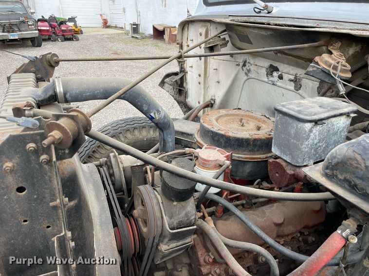 image for item LJ9761 1984 International 1654  flatbed truck