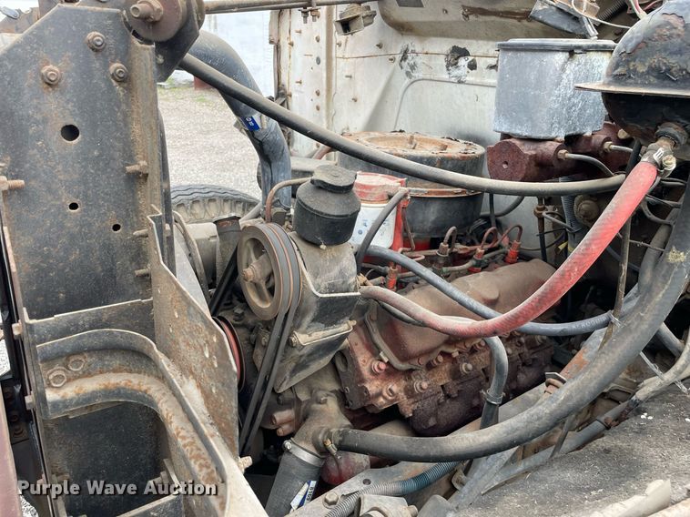 image for item LJ9761 1984 International 1654  flatbed truck