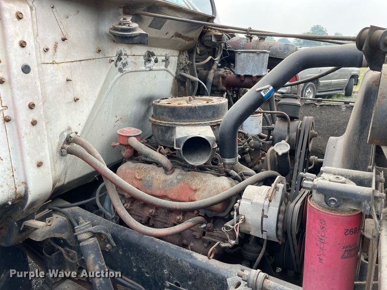 image for item LJ9761 1984 International 1654  flatbed truck