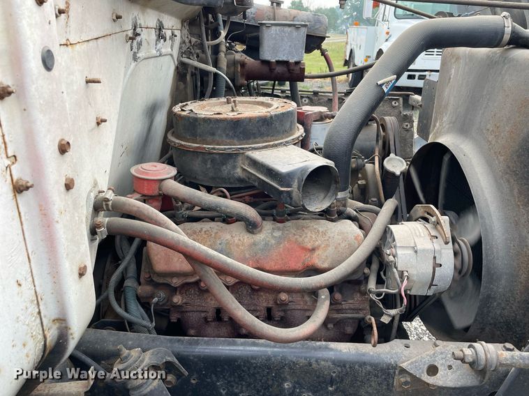 image for item LJ9761 1984 International 1654  flatbed truck