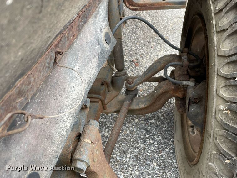 image for item LJ9761 1984 International 1654  flatbed truck