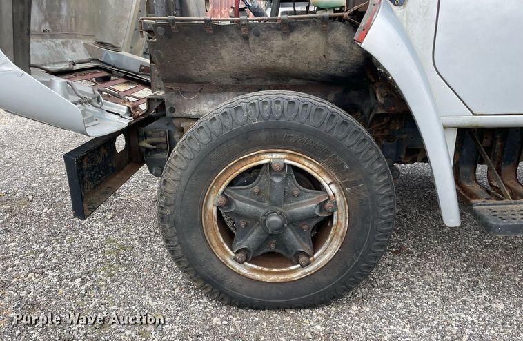 image for item LJ9761 1984 International 1654  flatbed truck