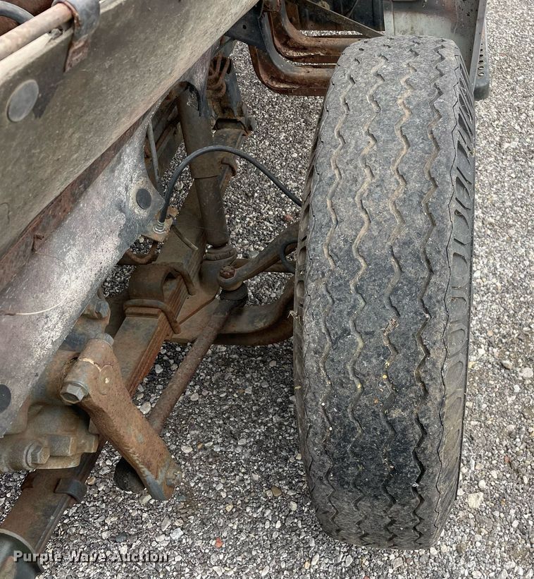 image for item LJ9761 1984 International 1654  flatbed truck