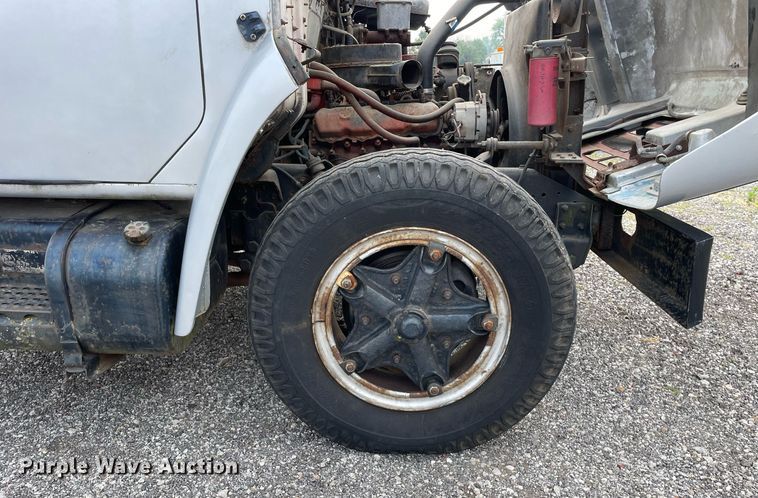 image for item LJ9761 1984 International 1654  flatbed truck